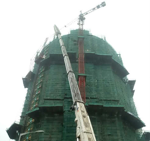 乐平吊车在工地上作业